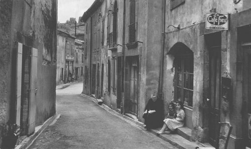 carte postale ancienne montrant la rue du presbytère à Montlaur