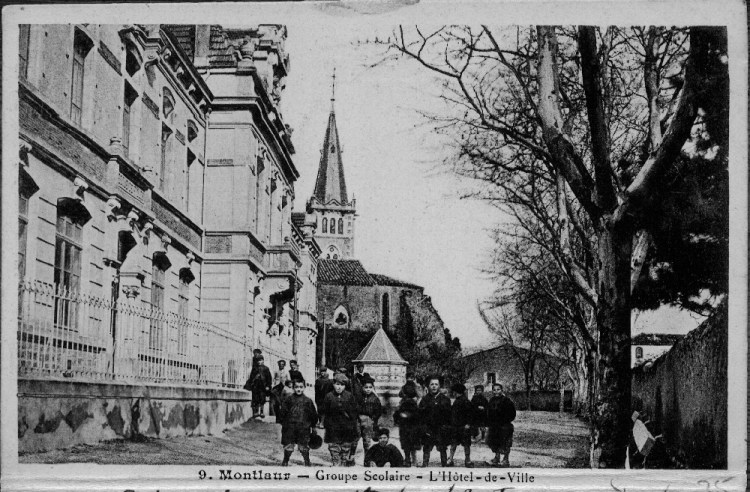 Carte postale ancienne montrant l'école, la mairie et l'église de Montlaur