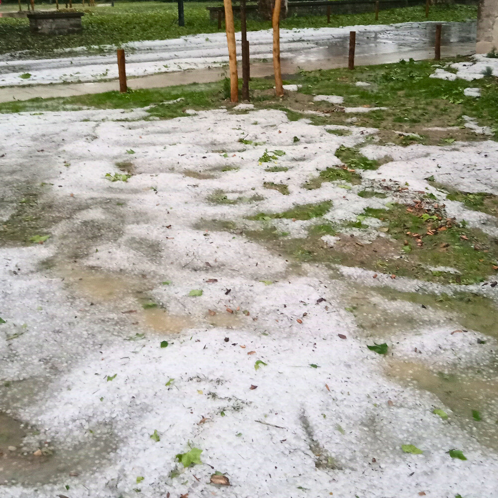 sol jonché de grêlons après l'orage du 17 mai 2024 à Montlaur